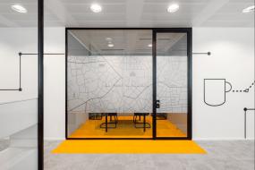 广告公司办公室玻璃隔断装饰设计效果图