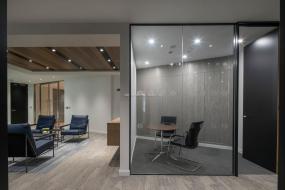 广告公司办公室玻璃隔断设计装饰效果图