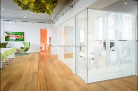 最新IT公司办公室玻璃隔断装饰效果图