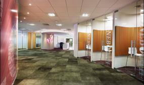 IT公司办公室玻璃隔断图片装修