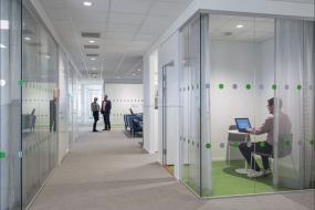 IT公司办公室玻璃隔断装修高清效果图