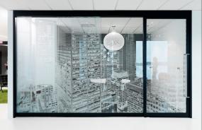 广告公司办公室玻璃隔断装饰设计效果图片