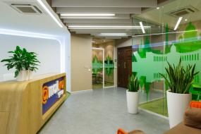 广告公司办公室玻璃隔断设计装修图片