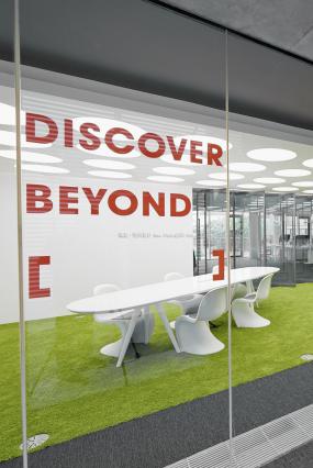 电子科技公司办公室玻璃隔断装修设计效果图片库