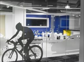 电子科技公司办公室玻璃隔断装修设计图片