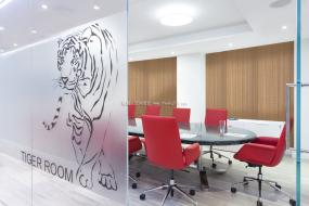 高端电子科技公司办公室玻璃隔断装修图片