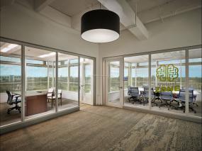 广告公司办公室玻璃隔断设计装饰图