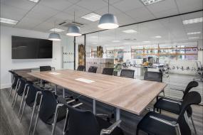 IT公司办公室玻璃隔断设计与装修效果图