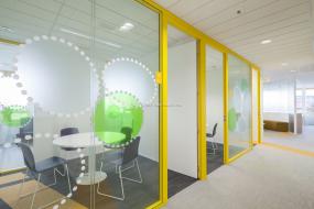 高档电子科技公司办公室玻璃隔断装修效果图