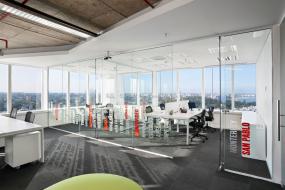 IT公司办公室玻璃隔断装修方案效果图