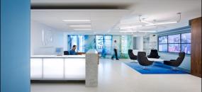 电子科技公司办公室玻璃隔断装修效果图