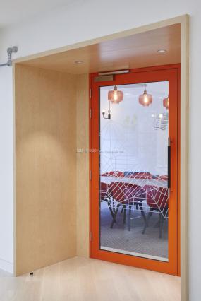 广告公司办公室玻璃隔断装修设计图片