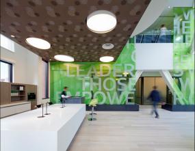 互联网公司办公室玻璃隔断装潢效果图片