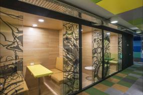 外国公司玻璃隔断装潢效果图片