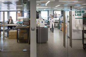 贸易公司玻璃隔断装饰效果图大全