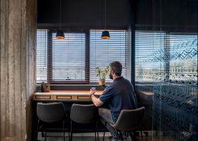 外国公司玻璃隔断设计装修效果图