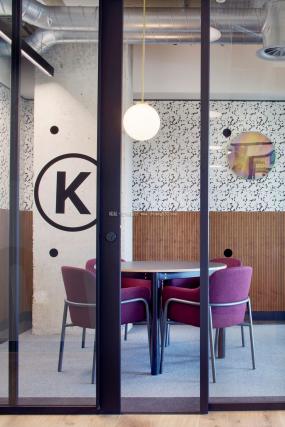 最新传媒文化公司玻璃隔断装修设计图片