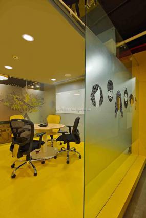 贸易公司玻璃隔断装潢效果图