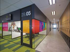 贸易公司玻璃隔断装修实景图图片