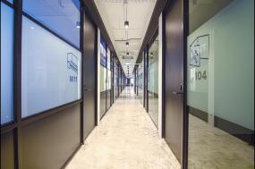 高端贸易公司玻璃隔断装修效果图