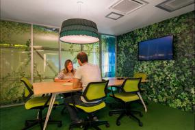 传媒文化公司玻璃隔断装潢效果图