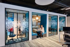 高档IT公司办公室玻璃隔断装修图片