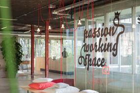 贸易公司玻璃隔断装修高清图片