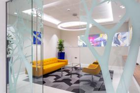 高档贸易公司玻璃隔断装修效果图大全