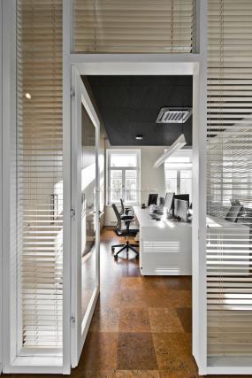 高端IT公司吊顶装修图片