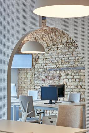 培训教育公司吊顶装修实景图片