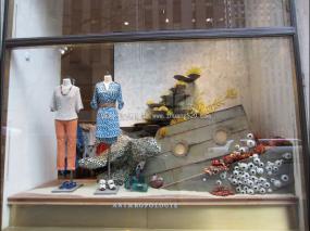最新服装店橱窗装修设计图片