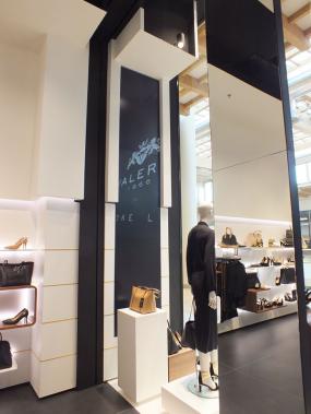 最新鞋帽店展柜装饰设计图