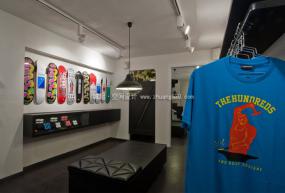 高端鞋帽店展柜装修图片