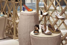 最新鞋帽店展柜装饰效果图