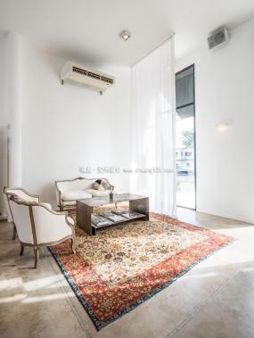 最新中型女装店设计图片