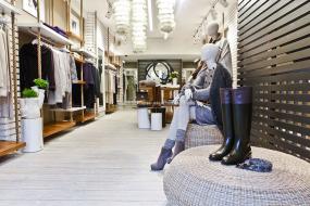 小型女装店装饰效果图