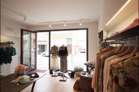 最新小型女装店装修设计图片