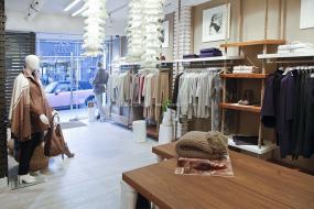 最新小型女装店装饰实景图