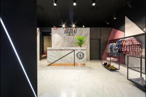 中型女装店装修实景图片