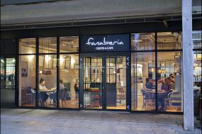 最新外国奶茶店设计装修图片