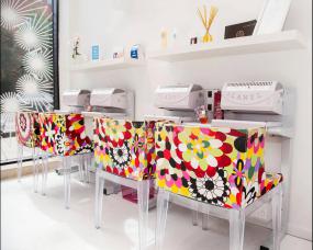 最新小型美甲店设计图片