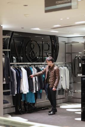 最新男装店货架装饰设计图