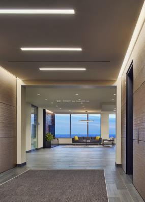 高端办公室多层木地板装修效果图