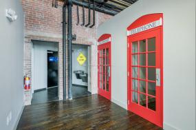 办公室强化复合木地板装修设计效果图