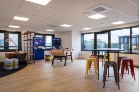 办公室仿木地板瓷砖设计装饰图