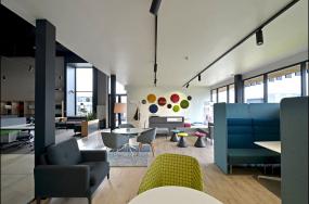 高档办公室仿木地板瓷砖装修图片