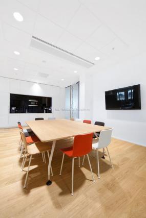 最新办公室多层复合木地板装修设计效果图