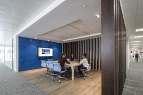 高档办公室多层复合木地板装修效果图