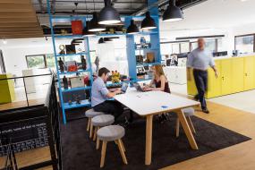 2018办公室生态木地板装修效果图