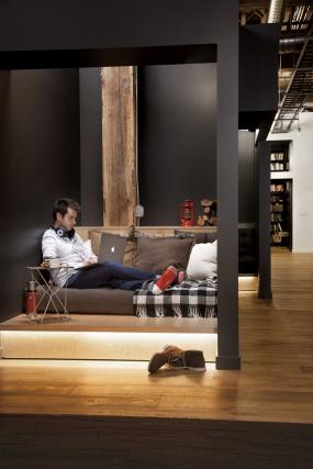 高档办公室生态木地板装修图片